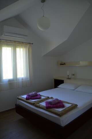 Апартаменты Apartments TMV Dragovic Свети-Стефан Улучшенные апартаменты с балконом и видом на море-8