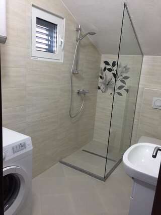 Апартаменты Apartments TMV Dragovic Свети-Стефан Улучшенные апартаменты с балконом и видом на море-16